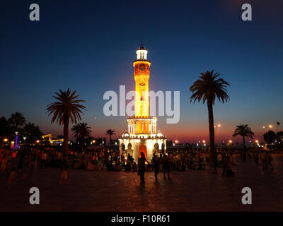 Le persone intorno a Saat Kulesi o Clock Tower a Izmir, Turchia Foto Stock