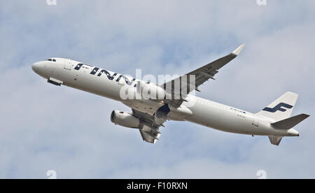 Finnair Airbus A321 OH-LZK decollare da London Heathrow Airport LHR Foto Stock