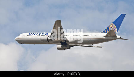 United Airlines Boeing 767 N649UA decollare da London Heathrow Airport LHR Foto Stock