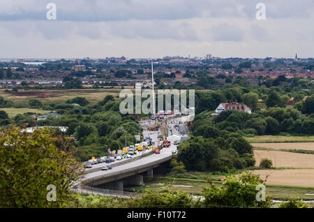 Shoreham-da-Mare, Regno Unito. 24 agosto 2015. Le scene sulla A27 a Shoreham-da-Mare, West Sussex, dove un Hawker Hunter jet si è schiantato in veicoli ed in esploso durante lo Shoreham Air Show sabato 22 agosto 2015. Una gru è stato portato al sito per rimuovere i resti del getto per ulteriori indagini. La polizia dice fino a 20 persone hanno perso la vita in incidenti. La A27 dovrebbe rimanere chiusa fino a mercoledì. © Francesca Moore/Alamy Live News Credito: Francesca Moore/Alamy Live News Foto Stock