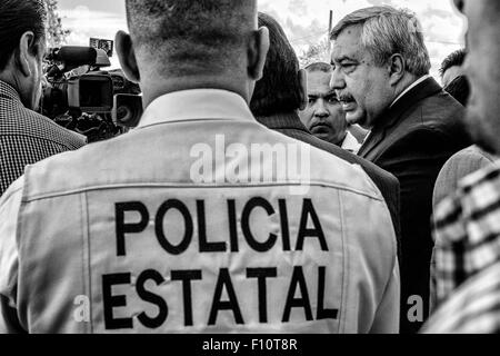 Sett. 29, 2014 - Ciudad Juarez, Chihuahua, Messico - un approccio fortemente custodito, Jorge Gonzalez Nicolas, stato di Chihuahua Attorney General risolve il media dove ha annunciato la creazione di una nuova task force che indagare sui crimini contro le donne. Il governo mantiene un aspetto della vigilanza su questi crimini; tuttavia queste affermazioni sono largamente visibile come duplicitous in un sistema che pochi di fiducia. Ciudad Juarez, Messico. Sett. 29, 2014. (Credito Immagine: © Gabriel Romero via ZUMA filo) Foto Stock