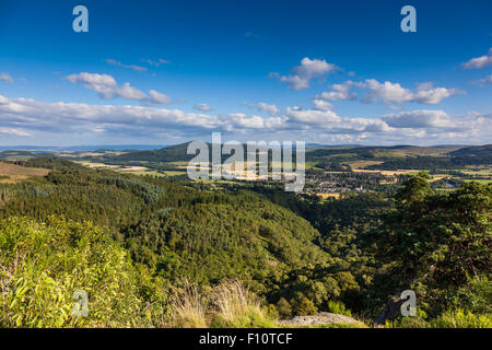 Comrie adagiata nella valle di Strathearn, visto da Dun più Hill, Comrie, Perthshire, Scotland, Regno Unito Foto Stock