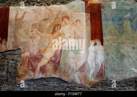 Pompei, Italia. 24 Ago, 2015. Alberto Angela presenta l affresco del 'Adone feriti, restaurato con il contributo delle vendite del suo libro "L' tre giorni di Pompei ' Credito: agnfoto/Alamy Live News Foto Stock