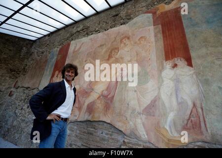 Pompei, Italia. 24 Ago, 2015. Alberto Angela presenta l affresco del 'Adone feriti, restaurato con il contributo delle vendite del suo libro "L' tre giorni di Pompei ' Credito: agnfoto/Alamy Live News Foto Stock