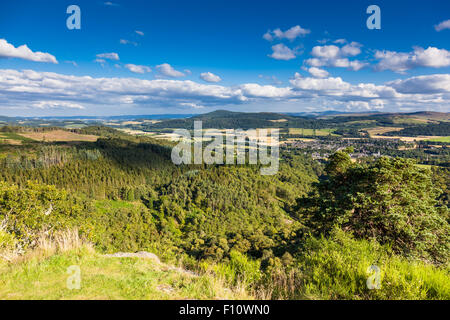 Comrie adagiata nella valle di Strathearn, visto da Dun più Hill, Comrie, Perthshire, Scotland, Regno Unito Foto Stock