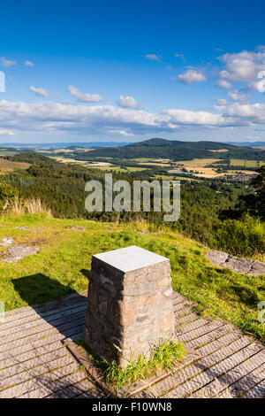 Comrie adagiata nella valle di Strathearn, visto da Dun più Hill, Comrie, Perthshire, Scotland, Regno Unito Foto Stock