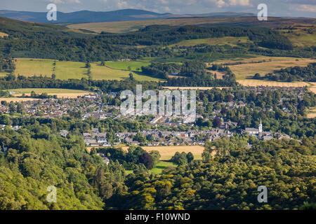 Comrie adagiata nella valle di Strathearn, visto da Dun più Hill, Comrie, Perthshire, Scotland, Regno Unito Foto Stock