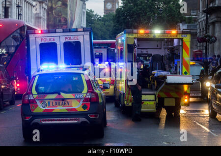 Più veicoli sulla scena di un maschio ferito in mezzo alla strada. Foto Stock