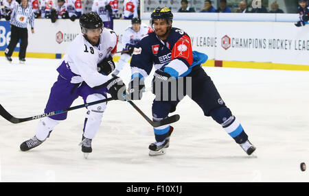 Ingolstadt, Baviera, Germania. 22 Ago, 2015. Da sinistra Thomas NESBITT (Glasgow), Benedikt KOHL (Ingolstadt), .Hockey Champions League Match Day 2.ERC Ingolstadt vs Braehead Cland Glasgow, .Ingolstadt, Saturn Arena, Agosto 23th, 2015.48 di squadre di dodici paesi europei prendere parte al Hockey Champions League, infine il preferito team tedesco vince 5:2 oltre il team di Glasgow. © Wolfgang Fehrmann/Wolfgang Fehrmann/ZUMA filo/Alamy Live News Foto Stock