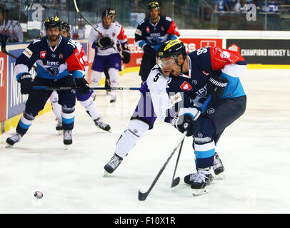 Ingolstadt, Baviera, Germania. 22 Ago, 2015. Da sinistra Dustin FRIESEN/Ingolstadt.Ben Davies (Glasgow), Alexander BARTA (Ingolstadt), .Hockey Champions League Match Day 2.ERC Ingolstadt vs Braehead Cland Glasgow, .Ingolstadt, Saturn Arena, Agosto 23th, 2015.48 di squadre di dodici paesi europei prendere parte al Hockey Champions League, infine il preferito team tedesco vince 5:2 oltre il team di Glasgow. © Wolfgang Fehrmann/Wolfgang Fehrmann/ZUMA filo/Alamy Live News Foto Stock