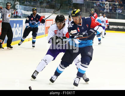 Ingolstadt, Baviera, Germania. 22 Ago, 2015. Da sinistra Scott PITT (Glasgow), Alexander BARTA (Ingolstadt), .Hockey Champions League Match Day 2.ERC Ingolstadt vs Braehead Cland Glasgow, .Ingolstadt, Saturn Arena, Agosto 23th, 2015.48 di squadre di dodici paesi europei prendere parte al Hockey Champions League, infine il preferito team tedesco vince 5:2 oltre il team di Glasgow. © Wolfgang Fehrmann/Wolfgang Fehrmann/ZUMA filo/Alamy Live News Foto Stock