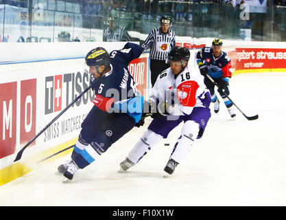 Ingolstadt, Baviera, Germania. 22 Ago, 2015. Da sinistra Fabio WAGNER (Ingolstadt), Chris BRUTON (Glasgow).Hockey Champions League Match Day 2.ERC Ingolstadt vs Braehead Cland Glasgow, .Ingolstadt, Saturn Arena, Agosto 23th, 2015.48 di squadre di dodici paesi europei prendere parte al Hockey Champions League, infine il preferito team tedesco vince 5:2 oltre il team di Glasgow. © Wolfgang Fehrmann/Wolfgang Fehrmann/ZUMA filo/Alamy Live News Foto Stock