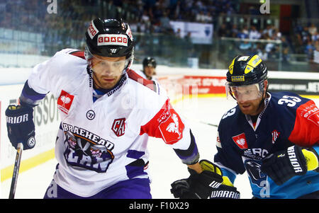 Ingolstadt, Baviera, Germania. 22 Ago, 2015. Da sinistra Stefan Meyer (Glasgow), Bjoern BARTA (Ingolstadt), .Hockey Champions League Match Day 2.ERC Ingolstadt vs Braehead Cland Glasgow, .Ingolstadt, Saturn Arena, Agosto 23th, 2015.48 di squadre di dodici paesi europei prendere parte al Hockey Champions League, infine il preferito team tedesco vince 5:2 oltre il team di Glasgow. © Wolfgang Fehrmann/Wolfgang Fehrmann/ZUMA filo/Alamy Live News Foto Stock