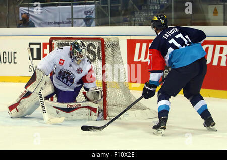 Ingolstadt, Baviera, Germania. 22 Ago, 2015. Da sinistra Chris Holt (Glasgow), Petr TATICEK (Ingolstadt/CZ).Hockey Champions League Match Day 2.ERC Ingolstadt vs Braehead Cland Glasgow, .Ingolstadt, Saturn Arena, Agosto 23th, 2015.48 di squadre di dodici paesi europei prendere parte al Hockey Champions League, infine il preferito team tedesco vince 5:2 oltre il team di Glasgow. © Wolfgang Fehrmann/Wolfgang Fehrmann/ZUMA filo/Alamy Live News Foto Stock