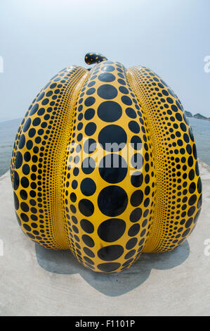 La zucca dall'artista giapponese Yayoi Kusama a isola di Naoshima, Giappone. Foto Stock