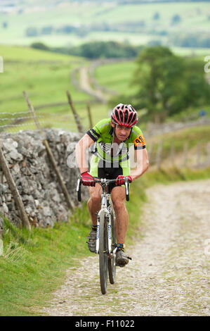 Un motociclista in tre cime ciclocross nel Yorkshire Dales National Park. Foto Stock