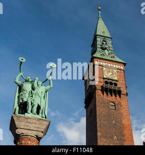 Esca di bronzo statua del ventilatore e la torre del municipio di Radhuspladsen (Piazza del Municipio) in Copenhagen DANIMARCA Foto Stock