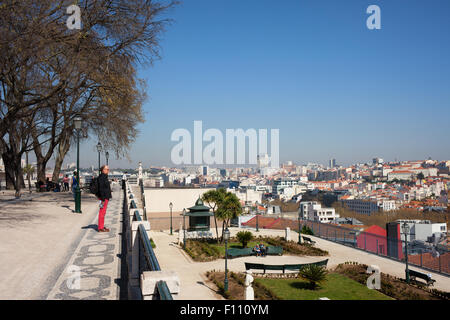 Paesaggio urbano di Lisbona in Portogallo dal giardino di San Pedro de Alcantara (Portoghese: Miradouro de Sao Pedro de Alcantara). Foto Stock