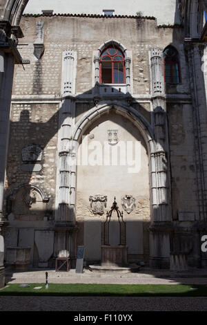 Xiv-XV secolo gotico chiesa Igreja do Carmo a Lisbona, Portogallo, danneggiata dal terremoto del 1755. Foto Stock