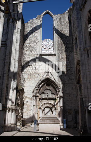 Rovine del XIV-XV secolo gotico chiesa Igreja do Carmo a Lisbona, Portogallo, danneggiata dal terremoto del 1755. Foto Stock