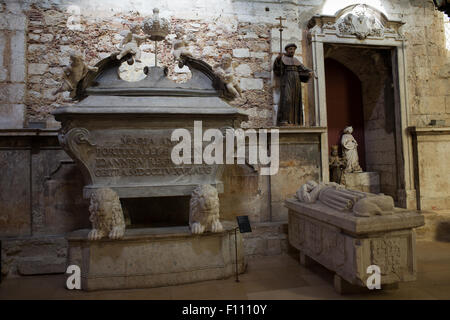 Tomba della regina Maria Anna d'Austria, Carmo Museo Archeologico di Chiado, Lisbona, Portogallo Foto Stock