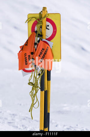 'Ski eseguire chiuso " segno e nastro barriera su un tracciato di sci nelle Alpi Svizzere (Blatten/Belalp, Canton Vallese). Foto Stock