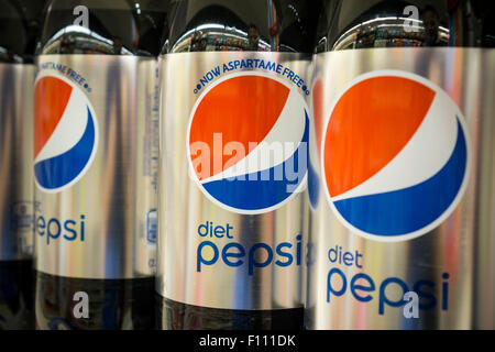 Bottiglie di aspartame free Diet Pepsi con bottiglie contenenti ancora il dolcificante artificiale su uno scaffale di supermercato in New York lunedì, agosto 17, 2015. PepsiCo ha annunciato che sarà la sostituzione di aspartame con ACE-K (acesulfame di potassio e sucralosio. (© Richard B. Levine) Foto Stock