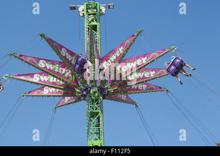 Le persone aventi il divertimento sulla torre di oscillazione amusemnt ride al Canadian National Exhibition in Toronto Ontario Canada Foto Stock