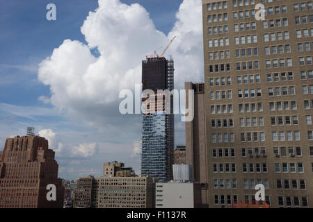 56 Leonard San è 60-storia edificio di appartamenti in costruzione a Tribeca, Manhattan. È stato progettato da Herzog & de Meuron. Foto Stock