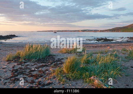 Sunset over Girvan da Woodland Bay - sulla costa dell'Ayrshire, in Scozia, Regno Unito Foto Stock