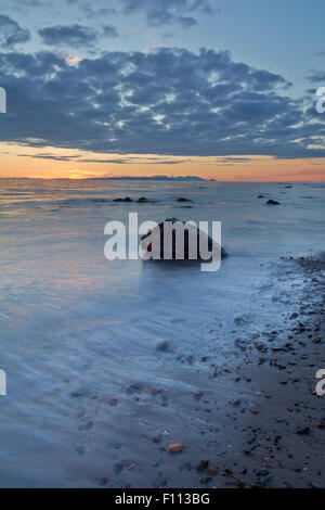 Vista dell'isola di Arran dall'Ayrshire costa a Girvan, Scotland, Regno Unito Foto Stock