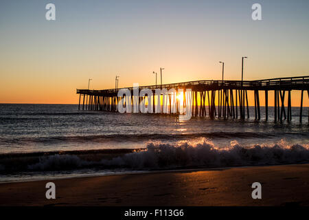 Virginia Beach, la pesca del molo a Sunrise. Foto Stock