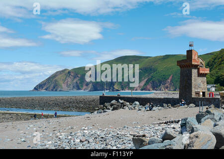 Bassa marea a Lynmouth Beach - Lynmouth, Exmoor, Devon, Regno Unito Foto Stock