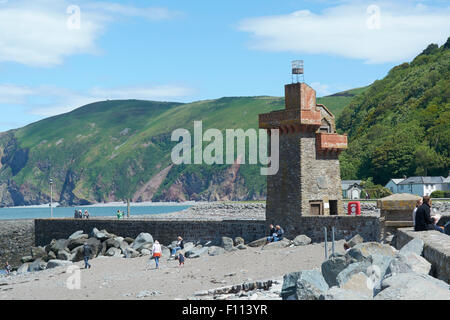 Bassa marea a Lynmouth Beach - Lynmouth, Exmoor, Devon, Regno Unito Foto Stock