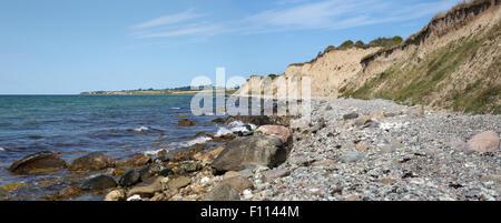 Vista panoramica della spiaggia rocciosa e di morene scogliere a Voderup Klint sull isola di Aero, Danimarca Foto Stock