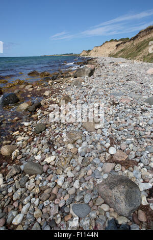 Spiaggia rocciosa e di morene scogliere a Voderup Klint sull isola di Aero, Danimarca Foto Stock