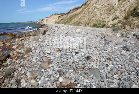 Spiaggia rocciosa e di morene scogliere a Voderup Klint sull isola di Aero, Danimarca Foto Stock