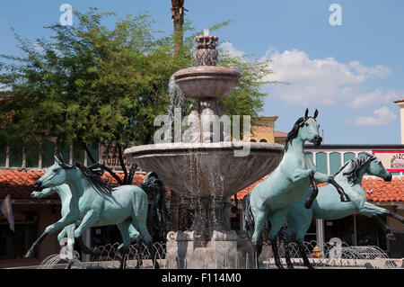 Fontana del Cavallo a Scottsdale in Arizona nella periferia di Phoenix negli Stati Uniti Foto Stock