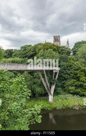 Vista del calcestruzzo Kingsgate ponte sopra il fiume usura in Durham. Alberi e la Cattedrale di Durham sono in distanza. Foto Stock