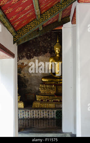 Antica Veranda di dorato immagini di Buddha di Wat Suthat di Bangkok in Thailandia. Foto Stock