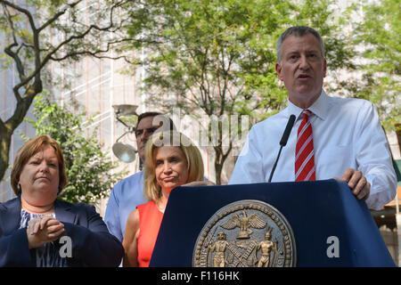 New York, Stati Uniti. 24 Ago, 2015. Membro Assemblywoman Catherine Nolan (sinistra), E DEGLI STATI UNITI Congressista Carolyn Maloney (centro) di ascoltare come sindaco de Blasio discuses la sostituzione sul tetto che si verificano in corrispondenza della Queensbridge Case. Sindaco di Bill de Blasio uniti con selezionare federali, statali e locali di annunciare la sostituzione dei tetti a NYCHA Queensbridge case, le nazioni più vasto complesso di abitazioni e di spiegare gli obiettivi della "NextGeneration NYCHA' alloggiamento pubblico revamping. Credito: Albin Lohr-Jones/Pacific Press/Alamy Live News Foto Stock