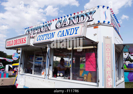 Il cotone candy stand alla fiera della contea Foto Stock