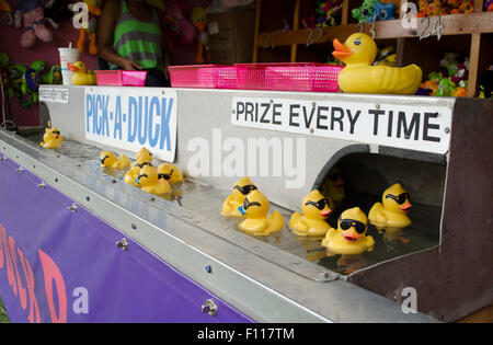 Pick-A-Duck gioco di fortuna al Boardwalk Foto Stock