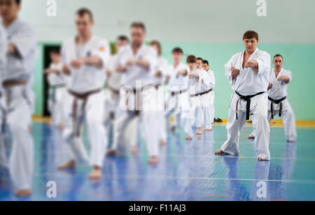 Lezione di scuola di karate per adulti e bambini Foto Stock