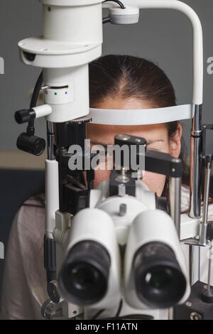 Bella giovane donna con occhio test al all'ottico optometrista Foto Stock