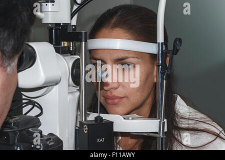 Bella giovane donna con occhio test al all'ottico optometrista Foto Stock