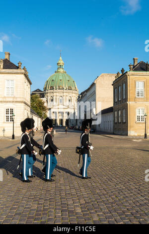 Guardia reale, Den Kongelige Livgarde al Palazzo Amalienborg, Copenaghen, Danimarca, Europa Foto Stock