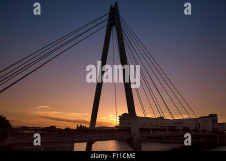 Southport, Merseyside Regno Unito 25 agosto, 2015. Regno Unito Meteo. Giornata di sole in prospettiva. Alba sul Southport le attrazioni del lago marino, Kings Gardens e Marino ponte di modo. Foto Stock