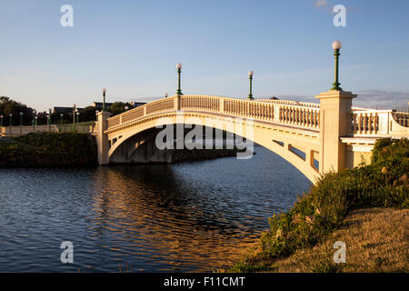 Southport, Merseyside Regno Unito 25 agosto, 2015. Regno Unito Meteo. Re' Giardini balaustra vittoriano passeggiata costiera passerella sul lago marino. Giornata di sole in prospettiva. Alba sul Southport le attrazioni del lago marino, Kings Gardens ponte veneziano Foto Stock