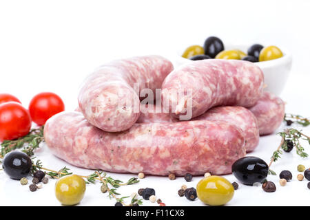 Non cotti salumi crudi con spezie servente su sfondo bianco Foto Stock